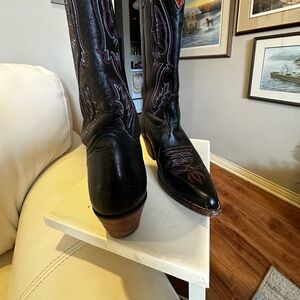 Sleek Black Western Boots with Pointed Toe and Medium Heel